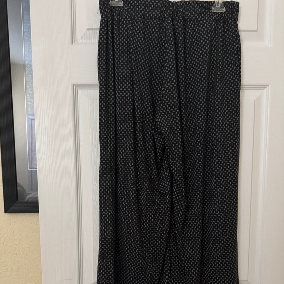 Robert Louis - Black with white design soft flow slacks - Picture 1 of 3